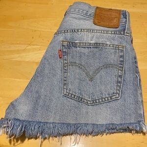 LEvis 501 distress shorts